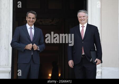 (210703) -- ATHÈNES, le 3 juillet 2021 (Xinhua) -- le Premier ministre grec Kyriakos Mitsotakis (L) accueille le Secrétaire général de l'Organisation de coopération et de développement économiques (OCDE), Mathias Cormann, à Athènes (Grèce), le 2 juillet 2021. La coopération internationale est plus importante que jamais pour relever les défis de notre époque, a déclaré Mathias Cormann vendredi lors d'une visite à Athènes. (Photo de Nick Paleologios/Xinhua) Banque D'Images