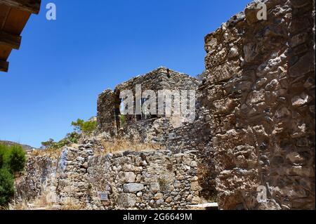 Ancienne forteresse abandonnée et ancienne colonie de lépreux, île de Spinalonga, Crète, Grèce. Ruines de vieux bâtiments, abandonnés à la fin des années 1950. 'Île maudite' Banque D'Images