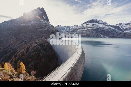 Coucher de soleil au barrage d'Emosson en automne, Suisse Banque D'Images