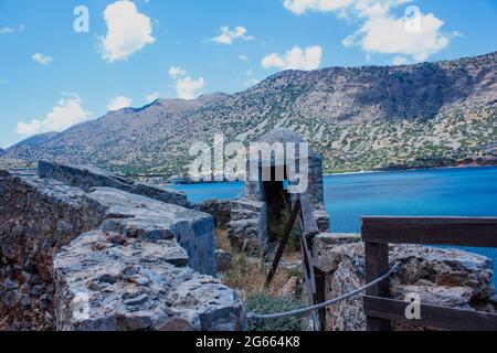 Ancienne forteresse abandonnée et ancienne colonie de lépreux, île de Spinalonga, Crète, Grèce. Ruines de vieux bâtiments, abandonnés à la fin des années 1950. 'Île maudite' Banque D'Images