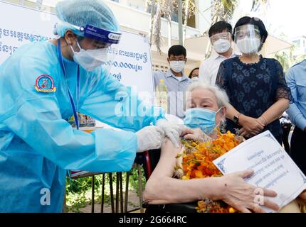 Phnom Penh, vaccin Sinovac COVID-19 dans un site d'inoculation à Phnom Penh. 2 juillet 2021. Ho Kham, une femme cambodgienne de 101 ans, reçoit le 2 juillet 2021 sa deuxième dose du vaccin Sinovac COVID-19 dans un site d'inoculation à Phnom Penh, au Cambodge. Ho Kham est devenu l'une des personnes les plus âgées au Cambodge à être entièrement vacciné avec deux doses du vaccin chinois Sinovac COVID-19. POUR ALLER AVEC 'grand-mère de 101 ans au Cambodge entièrement vacciné avec le vaccin sinovac de la Chine' Credit: Phearum/Xinhua/Alamy Live News Banque D'Images