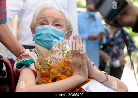 Phnom Penh, Phnom Penh. 2 juillet 2021. Ho Kham, une femme cambodgienne de 101 ans, est vue sur un site d'inoculation à Phnom Penh, au Cambodge, le 2 juillet 2021. Ho Kham est devenu l'une des personnes les plus âgées au Cambodge à être entièrement vacciné avec deux doses du vaccin chinois Sinovac COVID-19. POUR ALLER AVEC 'grand-mère de 101 ans au Cambodge entièrement vacciné avec le vaccin sinovac de la Chine' Credit: Phearum/Xinhua/Alamy Live News Banque D'Images