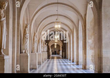 La belle vue à l'intérieur du couloir vide en marbre du château de Versailles en France. Banque D'Images