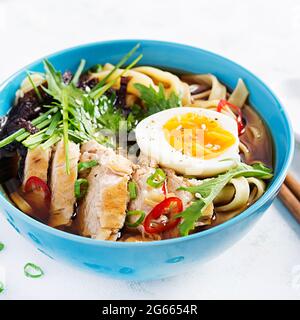 Soupe miso. Soupe japonaise de ramen avec poulet, œuf, nori et nipposinica sur fond clair. Banque D'Images