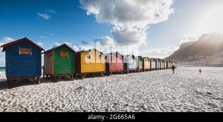 Cabines de plage colorées au coucher du soleil à Muizenberg, le Cap, Afrique du Sud Banque D'Images