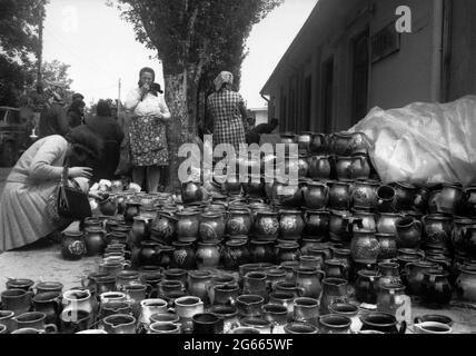 Bucarest, Roumanie, 1975. Des femmes de la campagne roumaine vendent de la poterie artisanale traditionnelle dans la ville. Banque D'Images