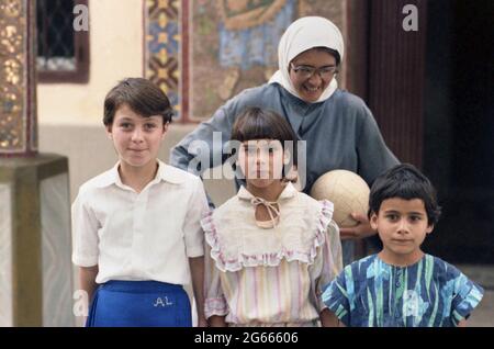 Comté d'Ilfov, Roumanie, 1990. Des orphelines vivant au monastère de Tiganesti, sous la garde de religieuses. Banque D'Images