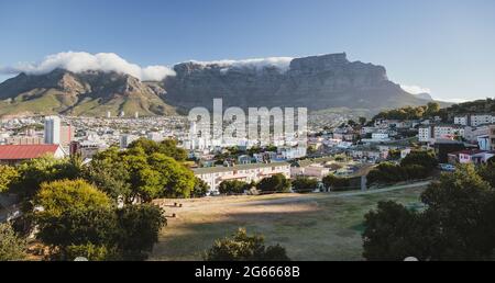 Vue sur le Cap et la montagne de la Table depuis le quartier de Bo-Kaap, Afrique du Sud Banque D'Images