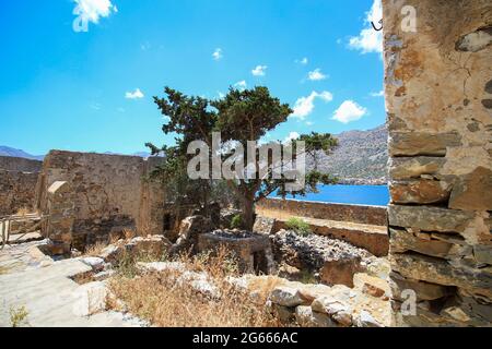 Ancienne forteresse abandonnée et ancienne colonie de lépreux, île de Spinalonga, Crète, Grèce. Ruines de vieux bâtiments, abandonnés à la fin des années 1950. 'Île maudite' Banque D'Images