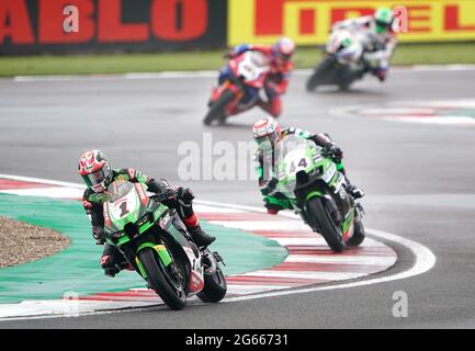 Jonathan Rea en action pendant la première journée du Championnat Motul FIM Superbike 2021 à Donington Park, Leicestershire. Samedi 3 juillet 2021. Banque D'Images