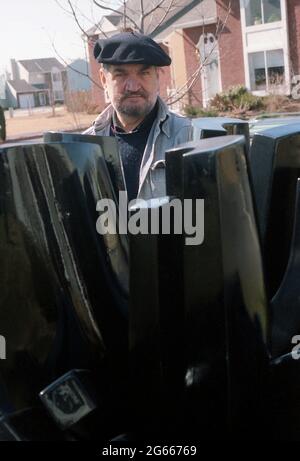 Portrait du sculpteur né en Roumanie Patriciu Mateescu dans le New Jersey, aux Etats-Unis, dans les années 1990 Banque D'Images