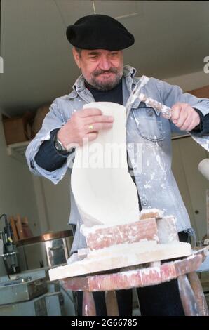 Le sculpteur né en Roumanie, Patriciu Mateescu, dans son atelier du New Jersey, aux Etats-Unis, dans les années 1990 Banque D'Images