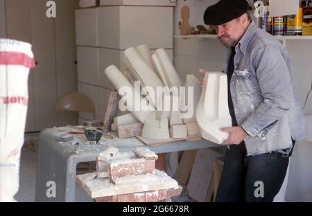 Le sculpteur né en Roumanie, Patriciu Mateescu, dans son atelier du New Jersey, aux Etats-Unis, dans les années 1990 Banque D'Images