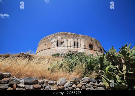 Ancienne forteresse abandonnée et ancienne colonie de lépreux, île de Spinalonga, Crète, Grèce. Ruines de vieux bâtiments, abandonnés à la fin des années 1950. 'Île maudite' Banque D'Images