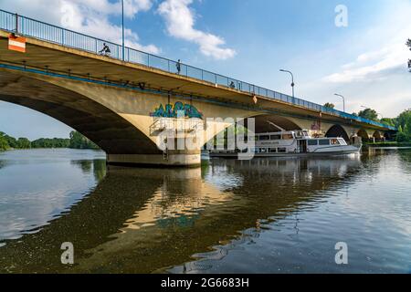 Le Mendener Brücke, pont routier au-dessus de la Ruhr, route fédérale B1, navire de passagers de la flotte blanche, Mülheim an der Ruhr, NRW, Allemagne Banque D'Images