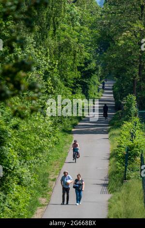 La Grugatrastrasse, ancienne ligne de chemin de fer, maintenant piste cyclable, sentier, de Mülheim via Essen-Rüttenscheid, à Essen-Steele, Essen, NRW, Allemagne, Banque D'Images