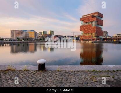 Anvers, Belgique – 3 juin 2020 : le musée MAS phare se reflète sur le quai de Bonaparte, dans la partie nord de la ville d'Anvers. Vieux bollard en métal Banque D'Images