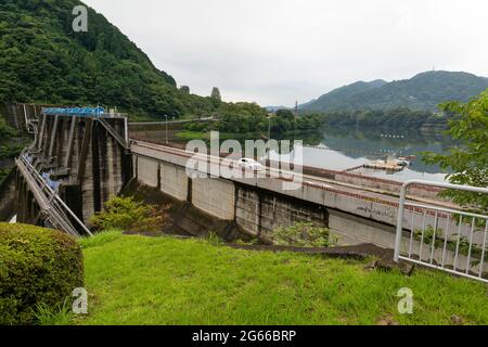 Paysage de décharge du barrage de Shiroyama à Kanagawa, Japon. Banque D'Images