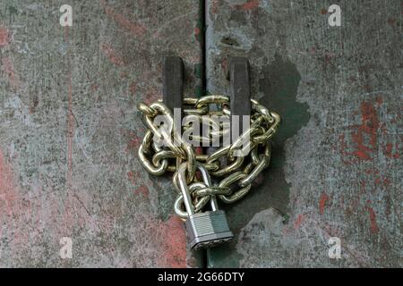 Vintage, grunge, porte fixée par cadenas et chaîne Banque D'Images