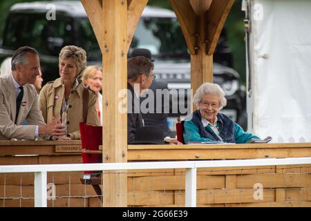 Windsor, Berkshire, Royaume-Uni. 3rd juillet 2022. La reine Elizabeth II appréciait le Royal Windsor Horse Show ce matin. Son premier receveur de cheval, est arrivé premier dans le RoR Open in Hand Show Series qualificateur pour les anciens chevaux de course. Son maître Terry Pendry et son directeur de course Sir John Warren regardaient le qualificateur avec sa Majesté la Reine. Crédit : Maureen McLean/Alay Banque D'Images