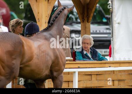 Windsor, Berkshire, Royaume-Uni. 3rd juillet 2022. La reine Elizabeth II appréciait le Royal Windsor Horse Show ce matin. Son premier receveur de cheval, est arrivé premier dans le RoR Open in Hand Show Series qualificateur pour les anciens chevaux de course. Son maître Terry Pendry et son directeur de course Sir John Warren regardaient le qualificateur avec sa Majesté la Reine. Crédit : Maureen McLean/Alay Banque D'Images