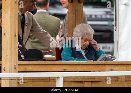 Windsor, Berkshire, Royaume-Uni. 3rd juillet 2022. La reine Elizabeth II appréciait le Royal Windsor Horse Show ce matin. Son premier receveur de cheval, est arrivé premier dans le RoR Open in Hand Show Series qualificateur pour les anciens chevaux de course. Son maître Terry Pendry et son directeur de course Sir John Warren regardaient le qualificateur avec sa Majesté la Reine. Crédit : Maureen McLean/Alay Banque D'Images