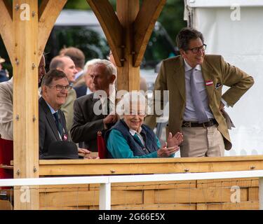 Windsor, Berkshire, Royaume-Uni. 3rd juillet 2022. La reine Elizabeth II appréciait le Royal Windsor Horse Show ce matin. Son premier receveur de cheval, est arrivé premier dans le RoR Open in Hand Show Series qualificateur pour les anciens chevaux de course. Son maître Terry Pendry et son directeur de course Sir John Warren regardaient le qualificateur avec sa Majesté la Reine. Crédit : Maureen McLean/Alay Banque D'Images