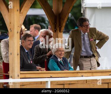 Windsor, Berkshire, Royaume-Uni. 3rd juillet 2022. La reine Elizabeth II appréciait le Royal Windsor Horse Show ce matin. Son premier receveur de cheval, est arrivé premier dans le RoR Open in Hand Show Series qualificateur pour les anciens chevaux de course. Son maître Terry Pendry et son directeur de course Sir John Warren regardaient le qualificateur avec sa Majesté la Reine. Crédit : Maureen McLean/Alay Banque D'Images