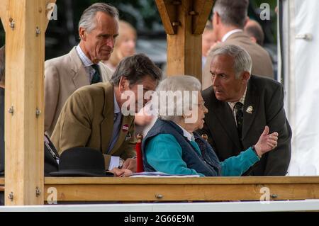 Windsor, Berkshire, Royaume-Uni. 3rd juillet 2022. La reine Elizabeth II appréciait le Royal Windsor Horse Show ce matin. Son premier receveur de cheval, est arrivé premier dans le RoR Open in Hand Show Series qualificateur pour les anciens chevaux de course. Son maître Terry Pendry et son directeur de course Sir John Warren regardaient le qualificateur avec sa Majesté la Reine. Crédit : Maureen McLean/Alay Banque D'Images