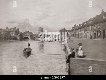 Vue de la fin du XIXe siècle sur le pont de St Ives, achevée en 1425, traversant la Grande Ouse de St Ives, Cambridgeshire, en Angleterre, avec la chapelle du pont au centre. Il a ensuite servi de maison de péage, d'auberge et de résidence privée. Initialement conçu comme une chapelle et dédié par les moines à Saint Leger, en 1736, il était utilisé comme hébergement, et en cette année-là, deux étages supplémentaires ont été ajoutés.pendant les années 1850 et 1860, il a été transformé en une maison publique célèbre appelée « petit Enfer », puis une chirurgie de docteur. Banque D'Images