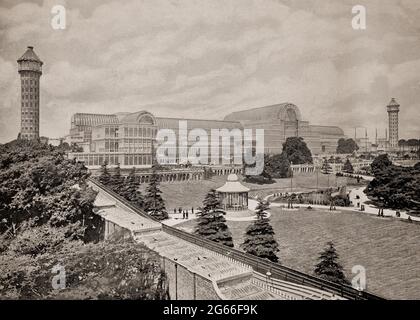 Vue de la fin du XIXe siècle sur le Crystal Palace, une structure en fonte et en verre, construite à l'origine à Hyde Park, Londres, pour abriter la grande exposition de 1851 et présenter des exemples de technologies développées dans la révolution industrielle. Conçu par Joseph Paxton, le bâtiment de la Grande exposition a été plus tard démantelé et reconstruit sur la colline de Sydenham en 1852, mais détruit par un incendie le soir du 30 novembre 1936. Banque D'Images