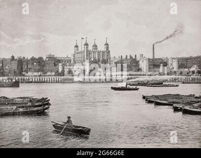 Vue de la fin du XIXe siècle sur la Tamise de la Tour de Londres, sur la rive nord de la Tamise, dans le centre de Londres, en Angleterre. Fondée vers la fin de 1066 dans le cadre de la conquête normande, elle a servi de résidence royale. Le complexe de plusieurs bâtiments, situé à l'intérieur de deux anneaux concentriques de murs défensifs et d'une fossé, établi à la fin du XIIIe siècle reste plus ou moins le même aujourd'hui malgré une activité ultérieure sur le site. Banque D'Images