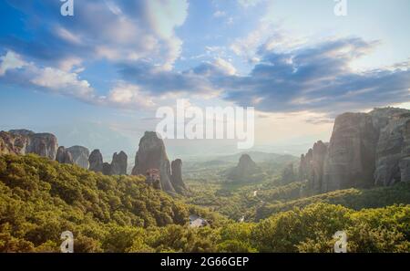 Vue panoramique Grèce Meteora. Les rochers de la vallée de Meteora, le monastère et les nuages de ciel Banque D'Images
