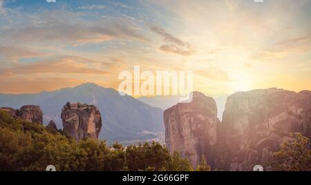 Vue sur le monastère et les rochers de Meteora, Grèce Banque D'Images
