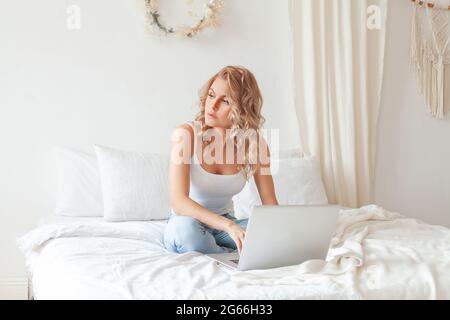 Jeune femme qui fait du travail de recherche pour son entreprise à la maison Banque D'Images