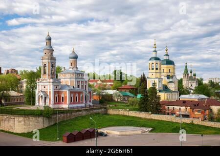 Serpukhov, trois églises sur la colline de la cathédrale - Assomption, Élie le Prophète et Trinité, vue du Kremlin de Serpukhov. Moscou, Russie Banque D'Images