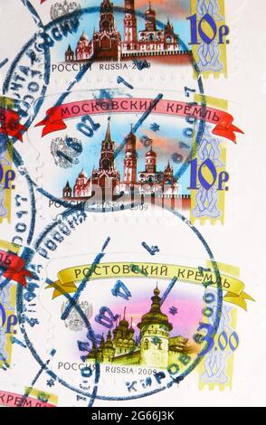 MOSCOU, RUSSIE - 1er MARS 2020: Timbre-poste imprimé en Russie avec timbre de Kirov montre Moscou et Rostov Kremlins, série, vers 2009 Banque D'Images