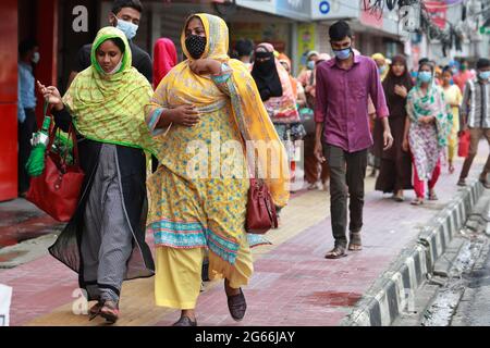 Dhaka, Bangladesh - le 03 juillet 2018 : les usines de vêtements sont ouvertes dans tout le pays, mais les travailleurs vont à l'usine de vêtements de Rampura in Banque D'Images