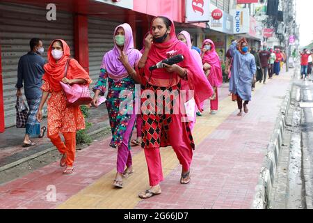 Dhaka, Bangladesh - le 03 juillet 2018 : les usines de vêtements sont ouvertes dans tout le pays, mais les travailleurs vont à l'usine de vêtements de Rampura in Banque D'Images