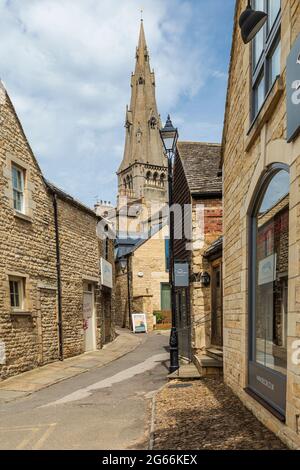 STAMFORD, LINCOLNSHIRE, ANGLETERRE - 23 JUIN 2018 : image d'Am montrant l'une des rues et ruelles anciennes et étroites de cette charmante vieille ville. Tourné vers l'intérieur Banque D'Images