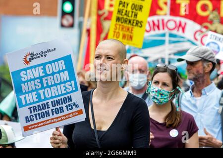 Bristol, Royaume-Uni, 3 juillet 2021. Le personnel du NHS et les membres du public sont photographiés alors qu'ils prennent part à un NHS Workers dire NON - une protestation pour la sécurité des patients du NHS, la justice salariale et la fin de la marche de privatisation à Bristol. Des milliers de travailleurs du NHS dans les villes du Royaume-Uni ont participé à des manifestations socialement distancées pour protéger le NHS à l'occasion du 73e anniversaire du NHS et pour lutter pour l'avenir de notre Service national de santé. Credit: Lynchpics/Alamy Live News Banque D'Images