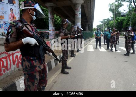 Le personnel des gardes-frontières du Bangladesh patrouille dans la rue à un point de contrôle lors du confinement rigoureux du coronavirus Covid-19 à Dhaka, au Bangladesh, le 3 juillet 2021. Les autorités bangladaises ont imposé le confinement à l'échelle nationale pendant une semaine, en raison de l'augmentation des infections à coronavirus et des décès liés au coronavirus dans le pays. Banque D'Images