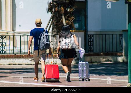 Séville Espagne 02 juillet 2021 piétons marchant dans les rues de Séville pendant l'épidémie de coronavirus qui a frappé l'Espagne, portant un masque dans la rue Banque D'Images