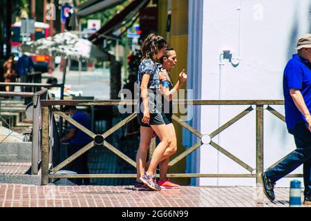 Séville Espagne 02 juillet 2021 piétons marchant dans les rues de Séville pendant l'épidémie de coronavirus qui a frappé l'Espagne, portant un masque dans la rue Banque D'Images