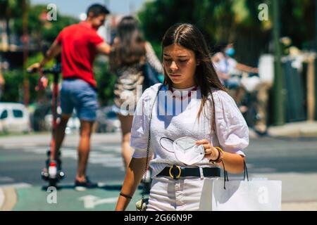 Séville Espagne 02 juillet 2021 piétons marchant dans les rues de Séville pendant l'épidémie de coronavirus qui a frappé l'Espagne, portant un masque dans la rue Banque D'Images