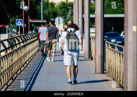 Séville Espagne 02 juillet 2021 piétons marchant dans les rues de Séville pendant l'épidémie de coronavirus qui a frappé l'Espagne, portant un masque dans la rue Banque D'Images