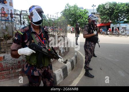 Le personnel des gardes-frontières du Bangladesh patrouille dans la rue à un point de contrôle lors du confinement rigoureux du coronavirus Covid-19 à Dhaka, au Bangladesh, le 3 juillet 2021. Les autorités bangladaises ont imposé le confinement à l'échelle nationale pendant une semaine, en raison de l'augmentation des infections à coronavirus et des décès liés au coronavirus dans le pays. Banque D'Images