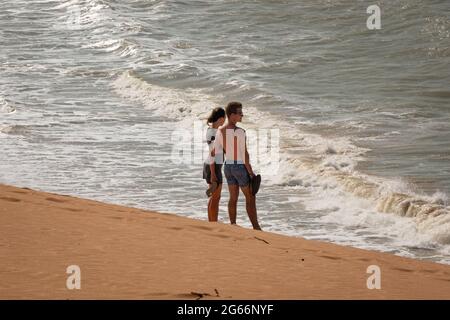 Uribia, la Guajira, Colombie - Mai 27 2021: Couple caucasien sur la mer à côté du désert Banque D'Images