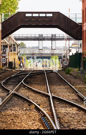 En regardant le long de la voie de chemin de fer vers la gare centrale de Lincoln, avec des piétons traversant la boîte de signalisation, Banque D'Images