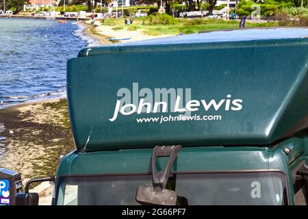 Poole, Angleterre - juin 2021 : camion John Lewis Partnership livrant des marchandises sur le front de mer de Poole. Banque D'Images